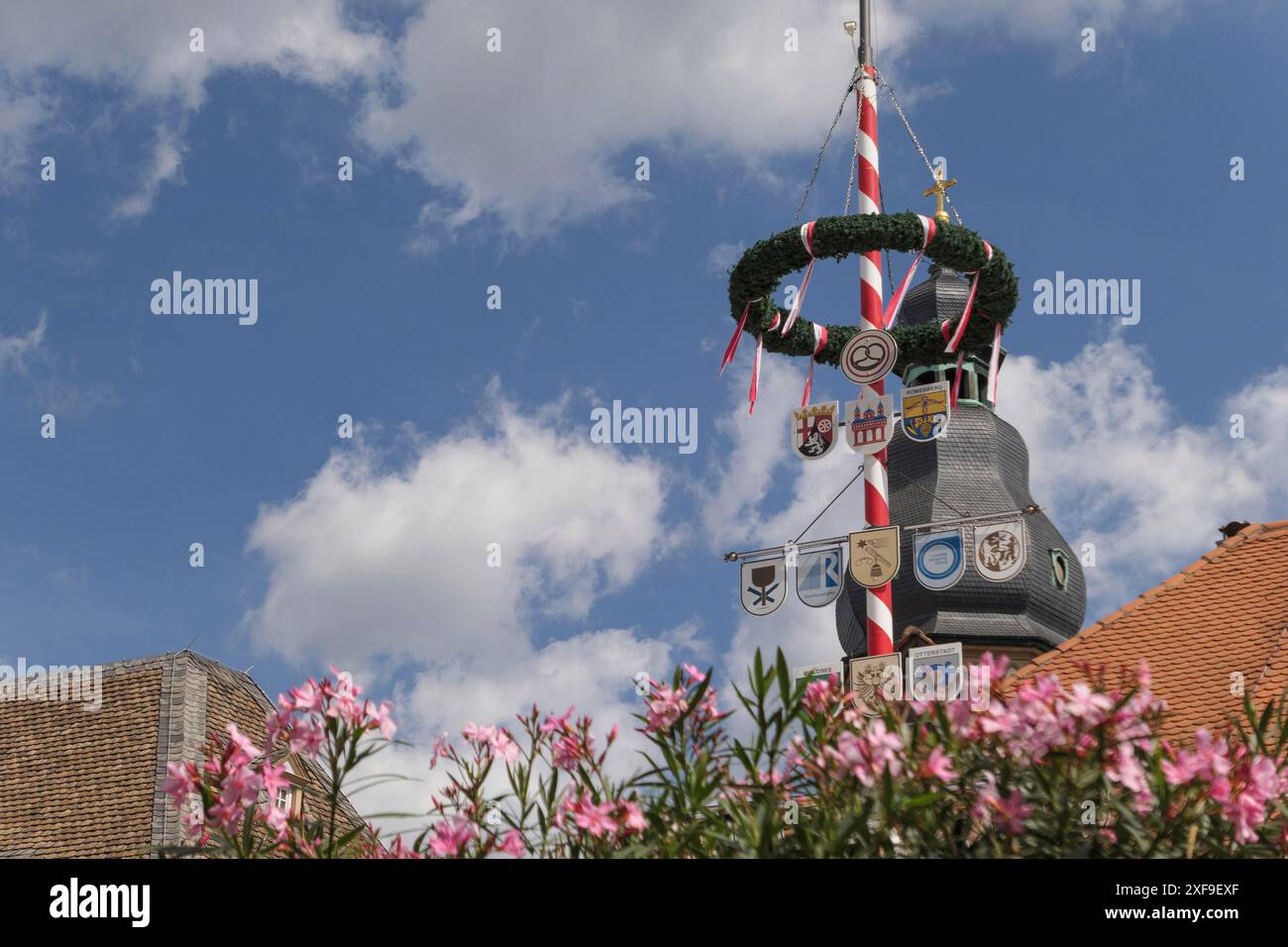 Türme mit dekorativen Fahnen und Blumen, festliche Atmosphäre unter blauem Himmel, speyer, deutschland Stockfoto