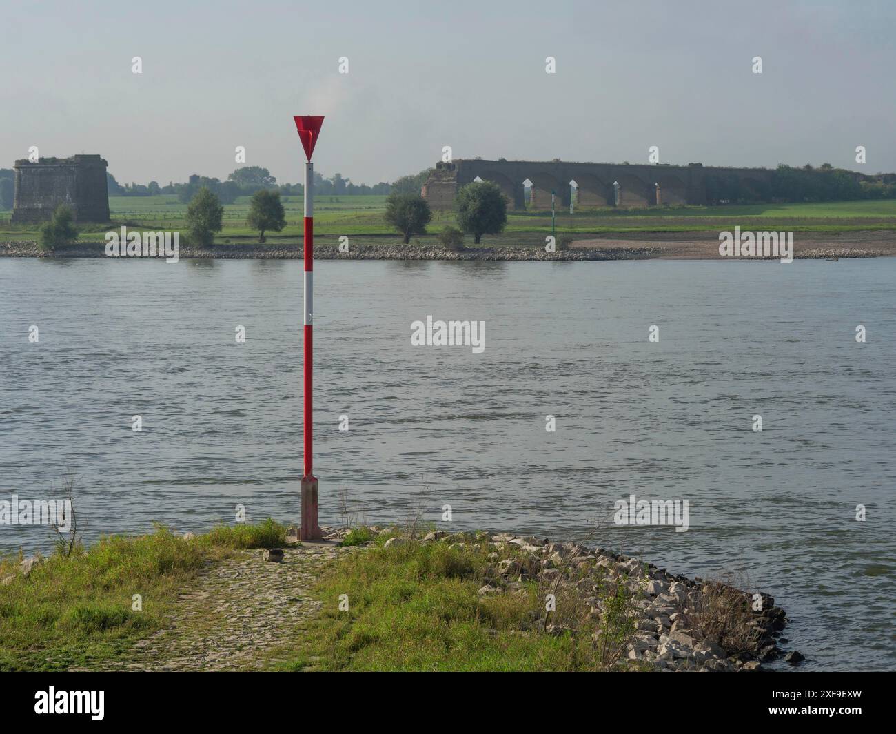 Uferufer mit Ruine und rotem Pfosten im Vordergrund, wesel, Nordrhein-Westfalen, Deutschland Stockfoto