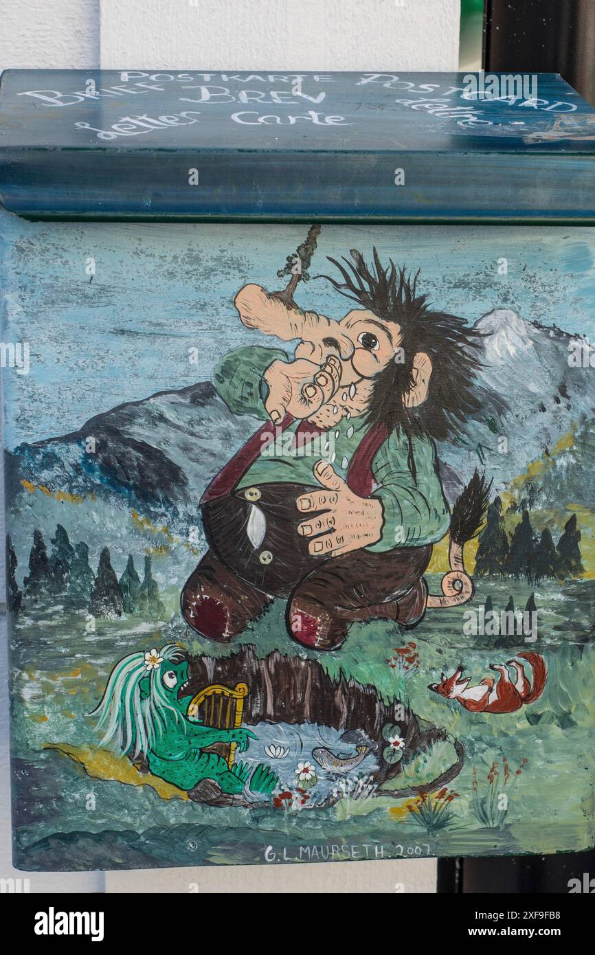 Künstlerische Darstellung eines Trolls und einer Landschaft auf einem Briefkasten, Flam, norwegen Stockfoto