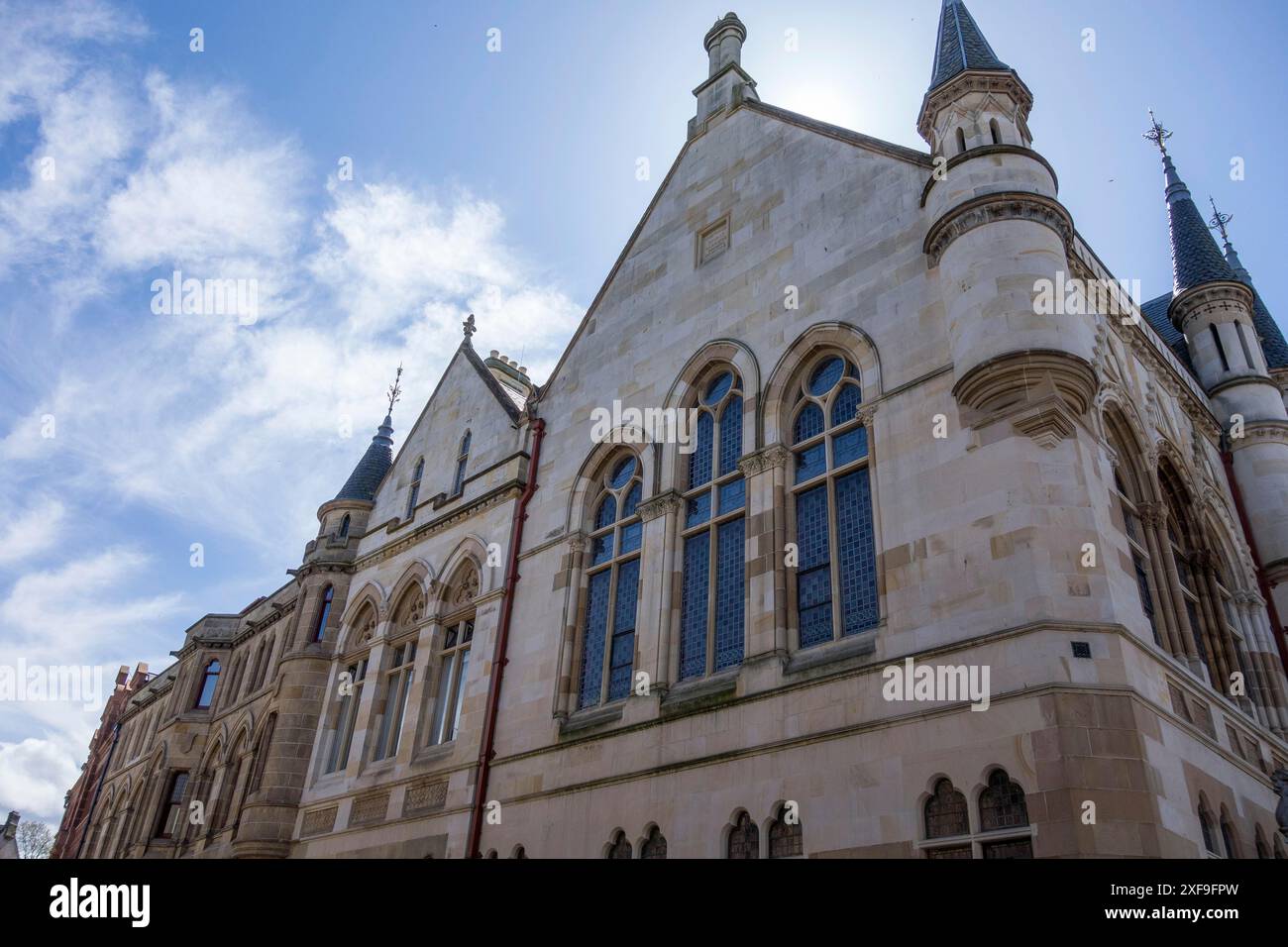 Detaillierte venezianische Gebäude unter klarem Himmel, betont durch Fenster und Türme, inverness, schottland, Großbritannien Stockfoto