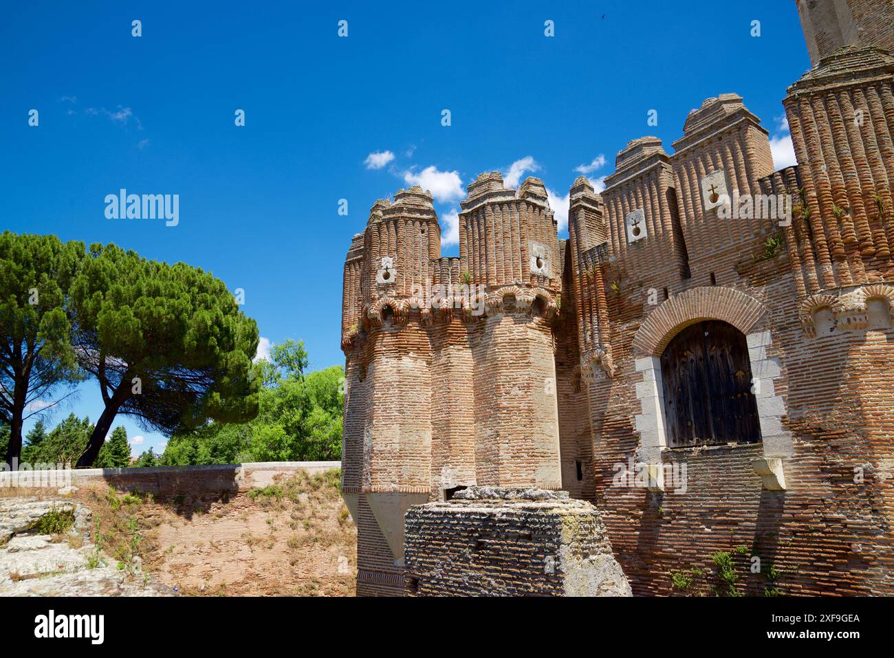 Außenansicht der Ziegelburg Mudejar Coca, Provinz Segovia, Castilla Leon in Spanien. Stockfoto