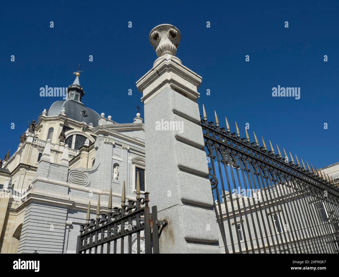 Steinzaunpfosten und Geländer vor einer Kathedrale unter klarem Himmel, madrid, spanien Stockfoto