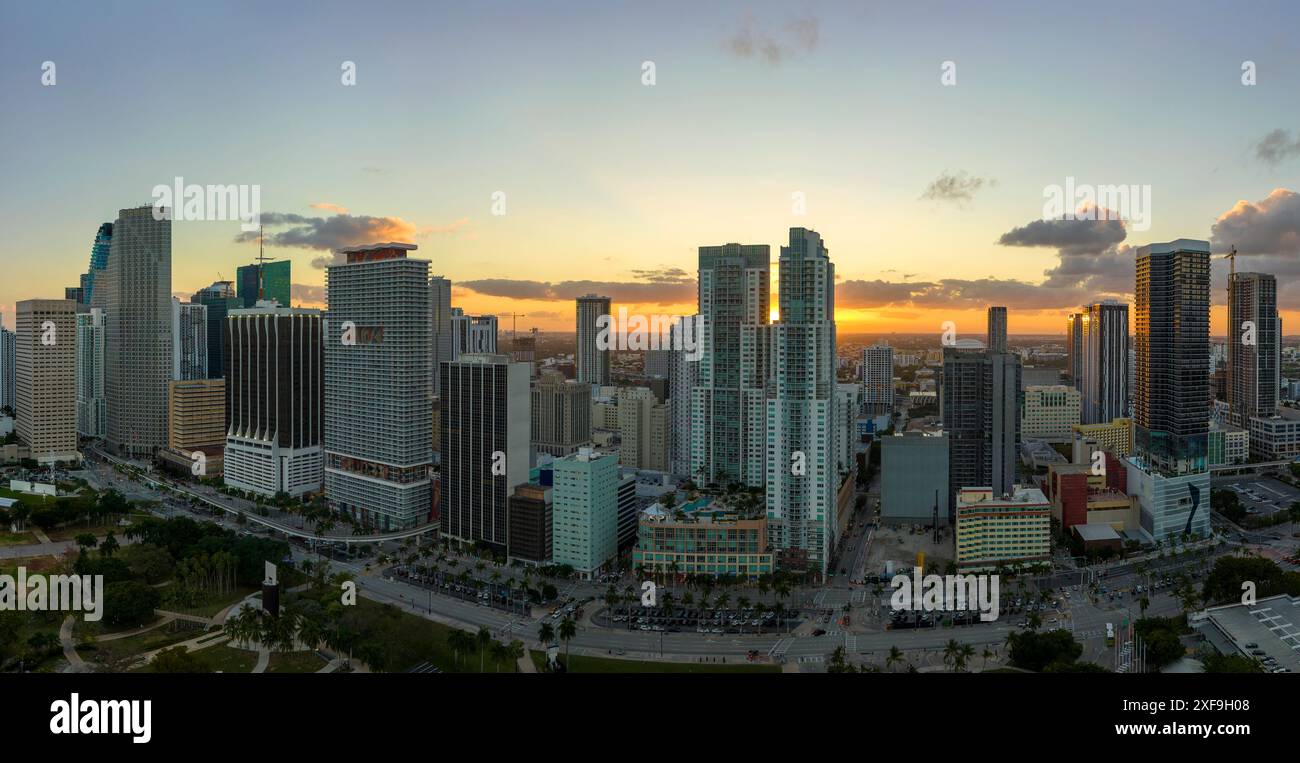 Blick von oben auf Wolkenkratzer und Stadtverkehr im Stadtviertel Miami Brickell in Florida, USA bei Sonnenuntergang. Amerikanische Megapolis mit Bu Stockfoto