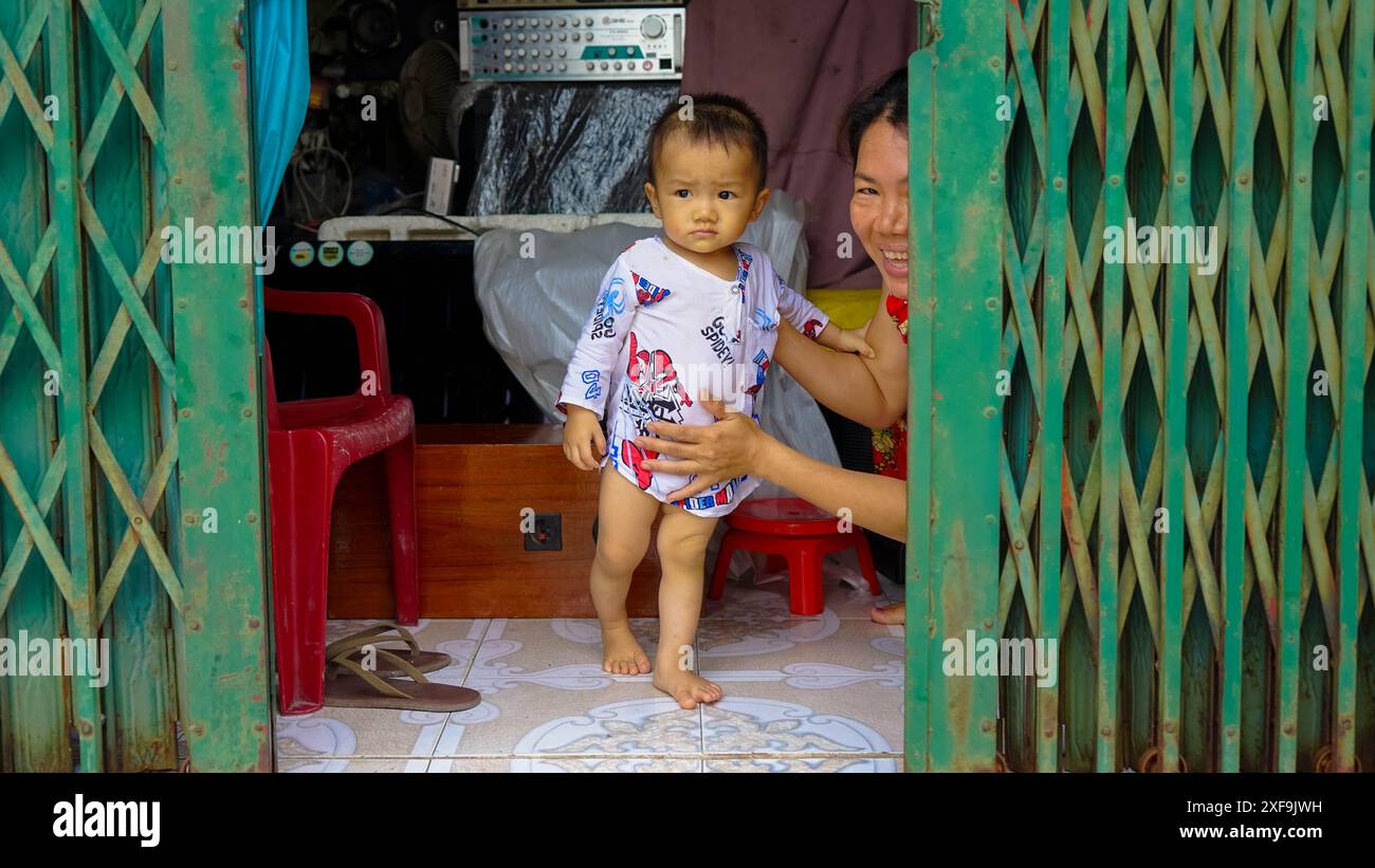 Kleiner Junge in einem Laden im Mekong-Delta, Vietnam, Asien Stockfoto