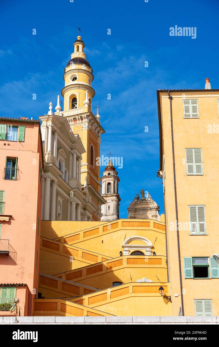 St. Michaels Basilika und die Zick-zg-Treppe, Teil von Mentons Altstadt Stockfoto