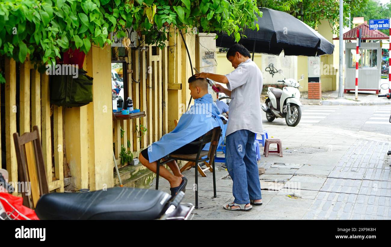 Vietnam Hanoi Friseur Straßenszene Stockfoto