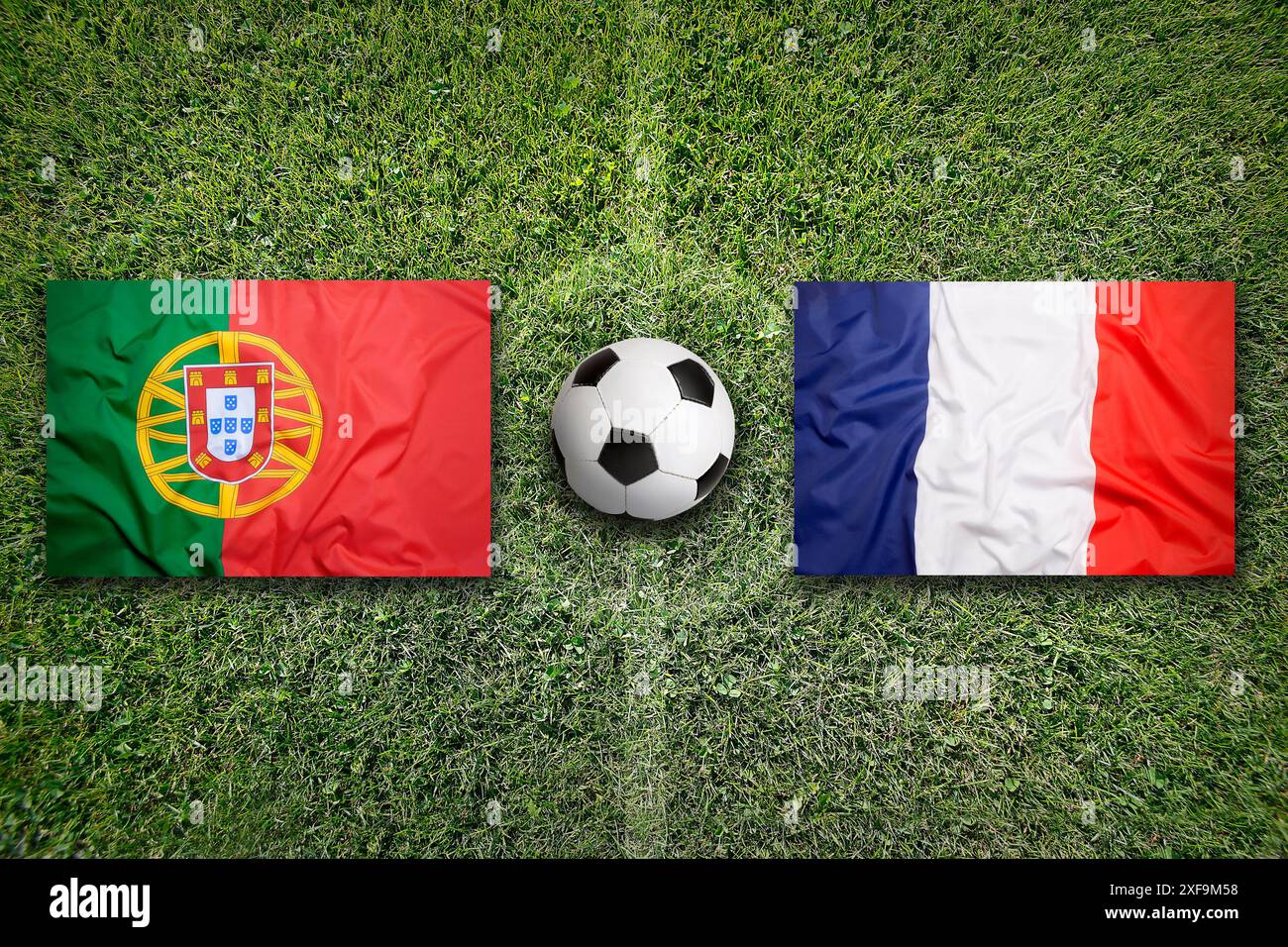 Portugal vs. Frankreich flaggen auf dem grünen Fußballfeld oder Fußballfeld Stockfoto
