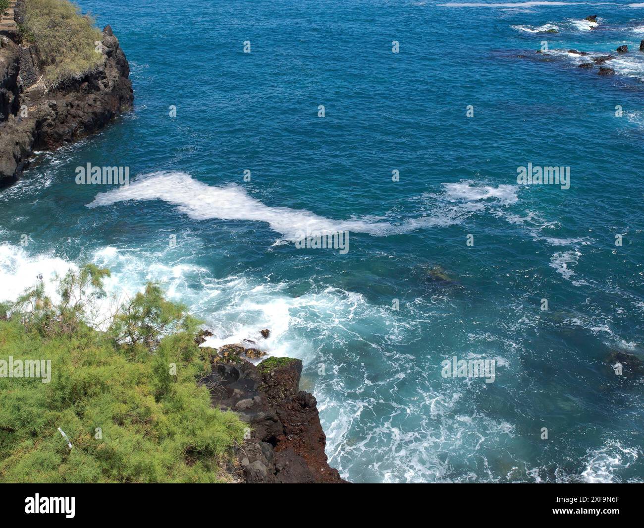 Blick auf das Meer mit den Wellen, die an der rauen Küste abstürzen, puerto de la cruz, teneriffa, spanien Stockfoto