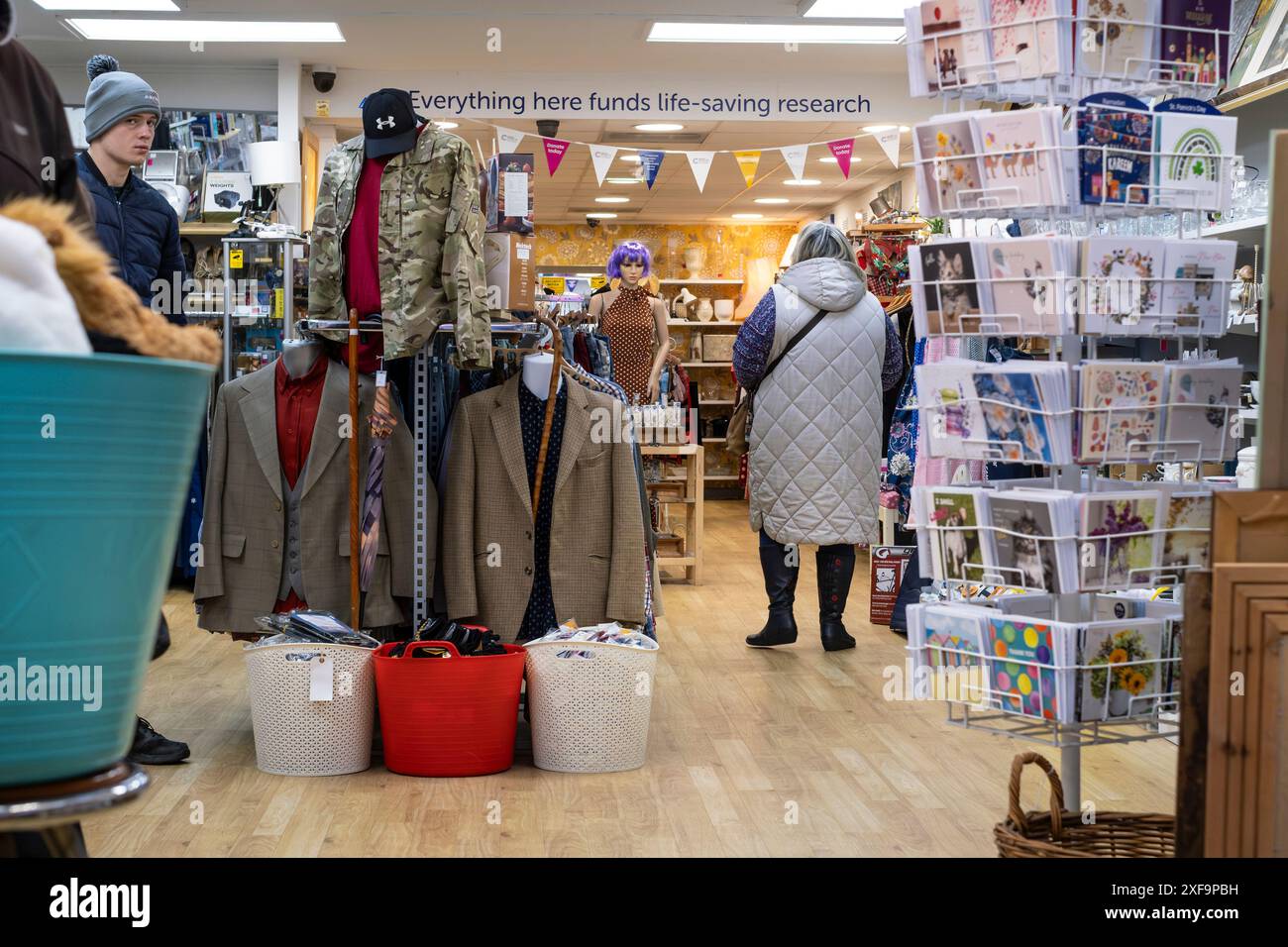 Das Innere eines Wohltätigkeitsgeschäfts in Newquay in Cornwall, Großbritannien. Stockfoto