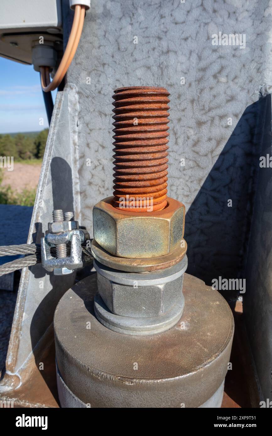 Eine große alte braune rostrote Schraube mit Muttern und Unterlegscheiben Stockfoto