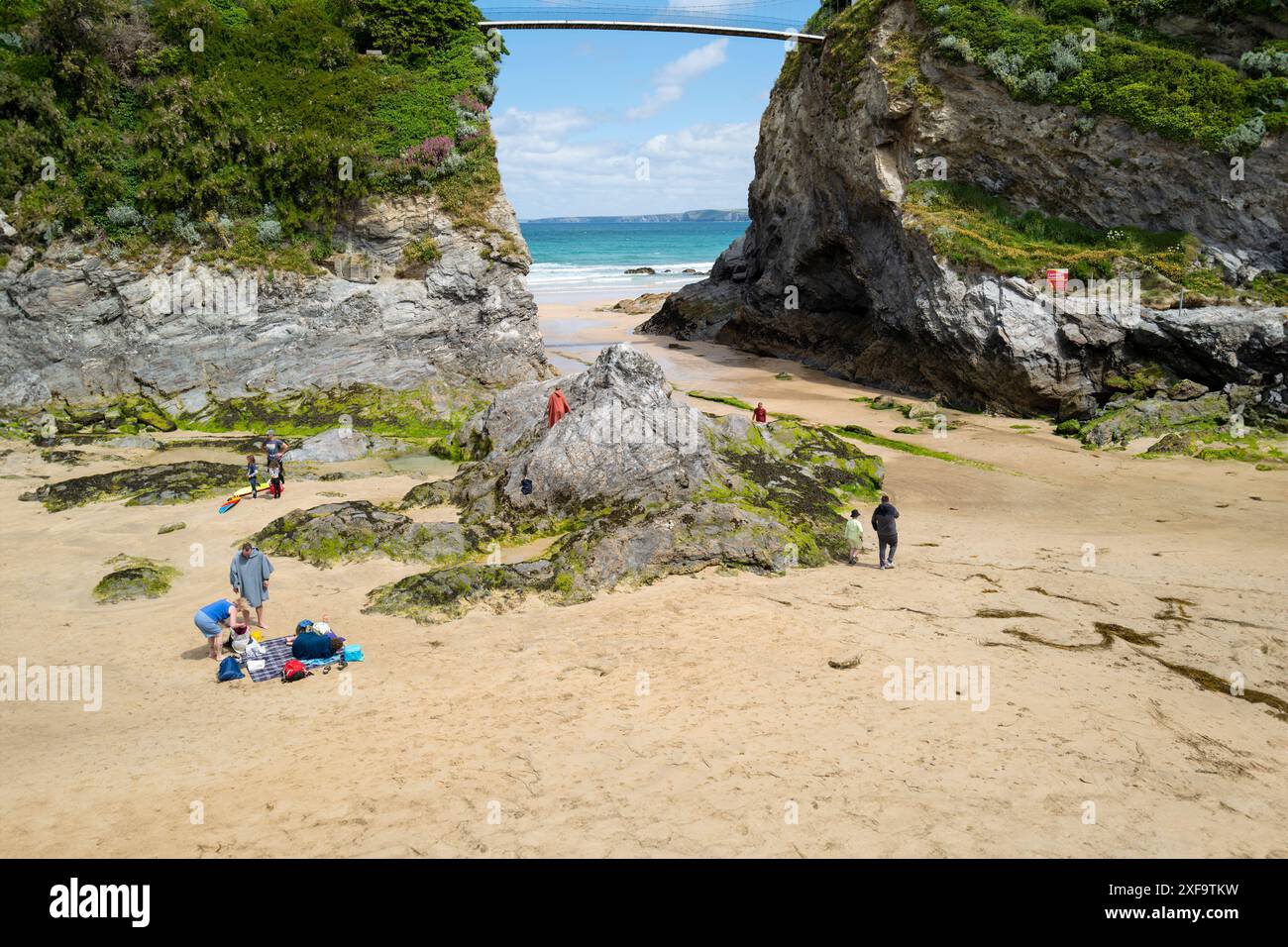 Die Lücke zwischen der Insel und dem Festland am Towan Beach an der Küste von Newquay in Cornwall im Vereinigten Königreich. Stockfoto