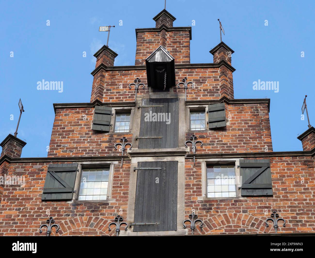 Giebelbau eines historischen Gebäudes mit mehreren Fenstern und Rollläden aus rotem Backstein, Bremen, Deutschland Stockfoto