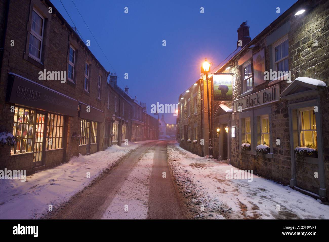 Middle Street in Corbridge, Northumberland. Eine der historischsten Straßen Englands. Mit dem Black Bull Pub auf der rechten Seite. Stockfoto