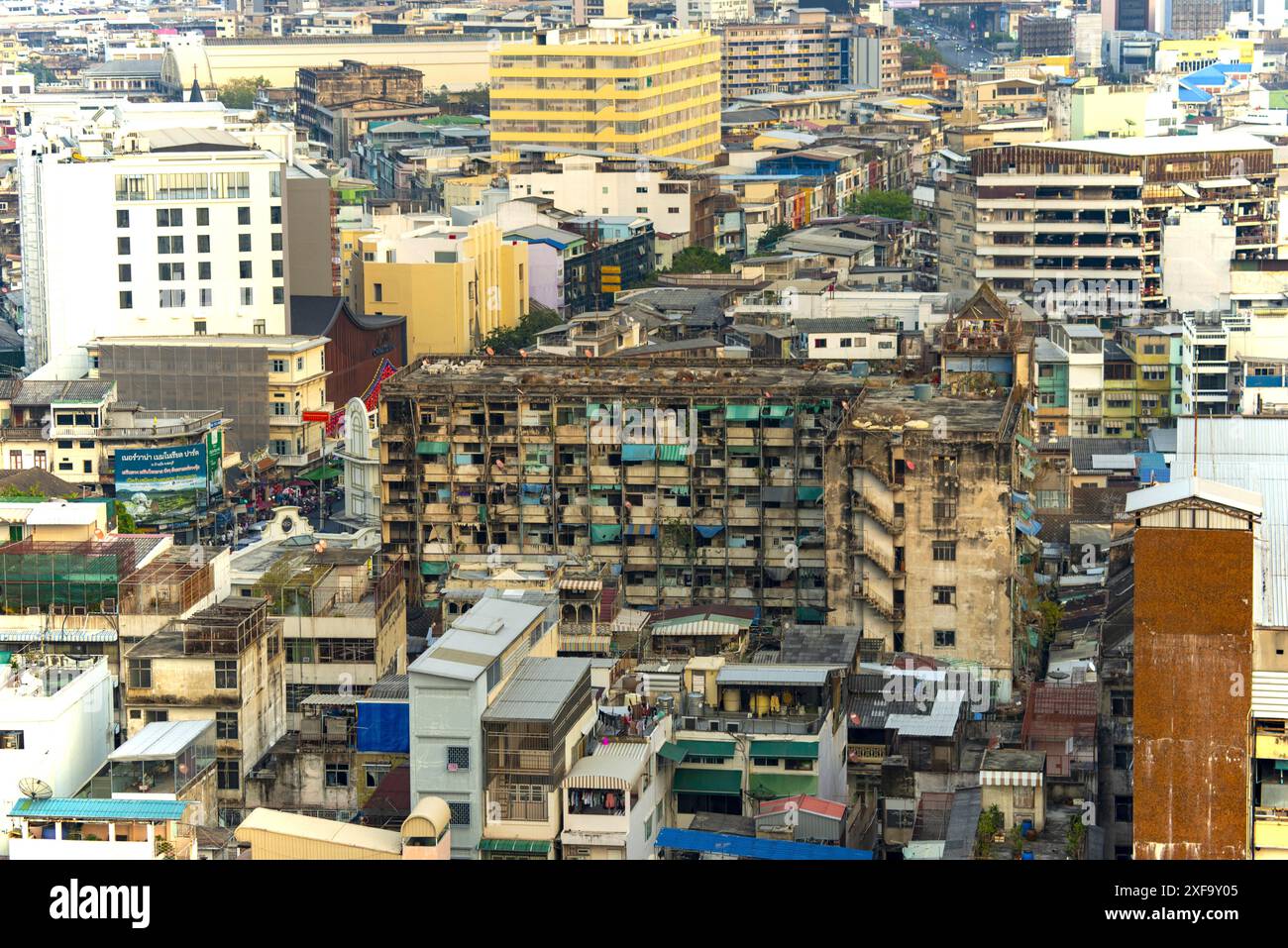 Altes verlassenes Wohngebäude in Chinatown, Bangkok, Thailand Stockfoto