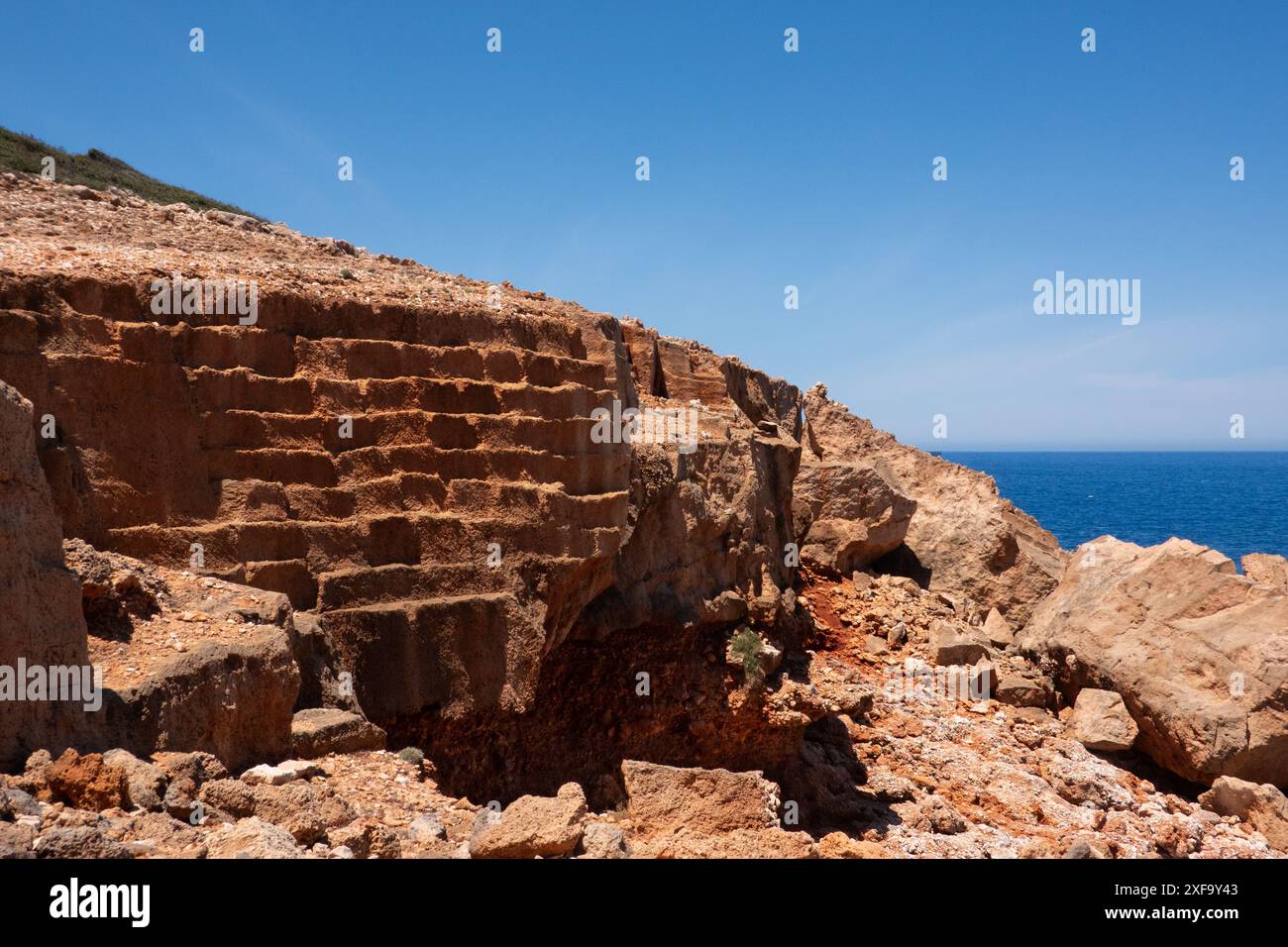 Verlassener Kalksteinbruch in der Nähe des Meeres Stockfoto