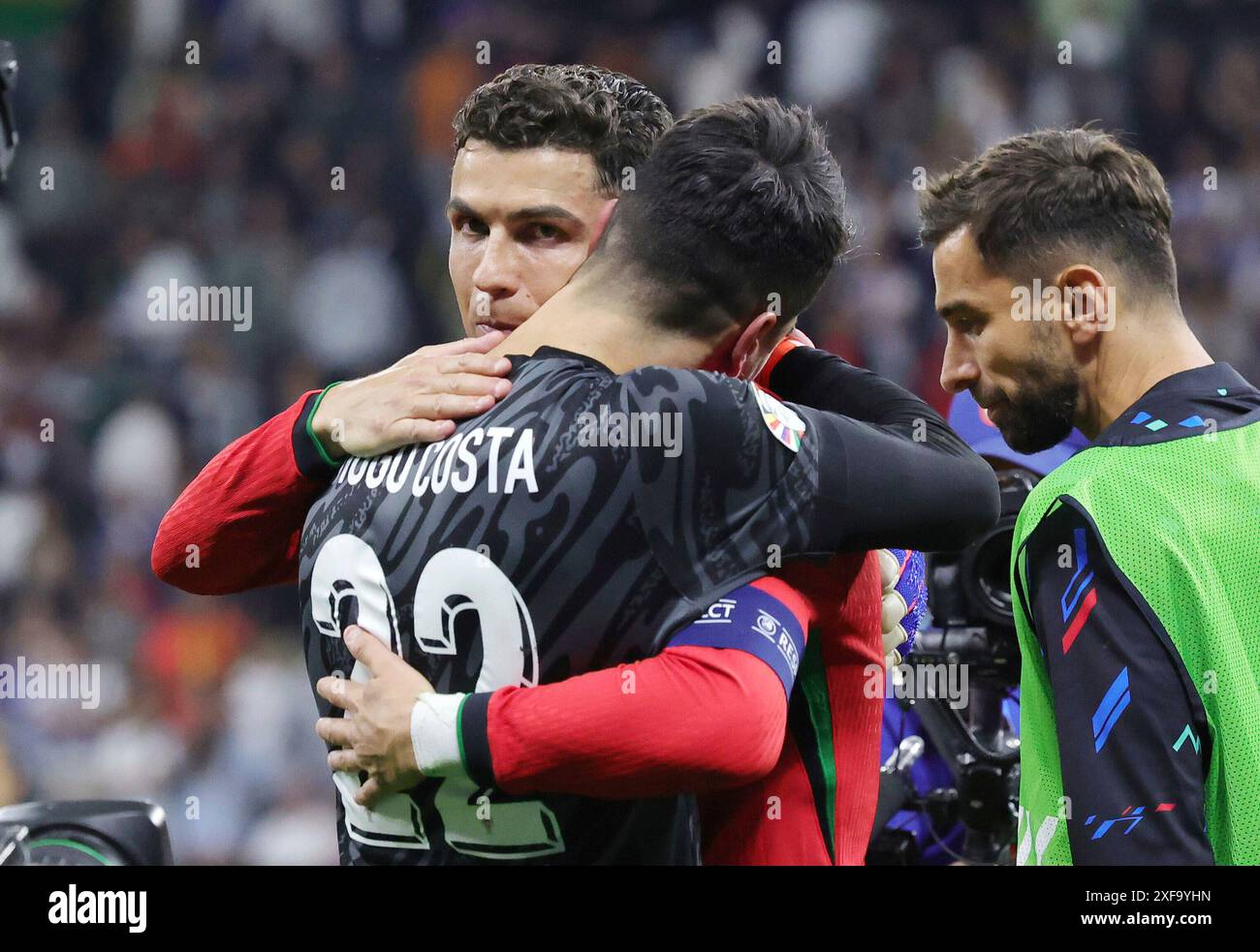 Frankfurt, Deutschland. Juli 2024. firo : 01.07.2024, Fußball: UEFA EURO 2024, EM, Europameisterschaft 2024, Achtelfinale 1/8, M41, Match 41, POR, Portugal - SLO, Slowenien 3:0 NE Finale Jubilation, Jubilation für Torhüter und Elfmeterschützer Diogo Costa von Portugal nach dem Sieg im Elfmeterschießen 3-0 dankt Cristiano Ronaldo von Portugal Credit: dpa/Alamy Live News Stockfoto