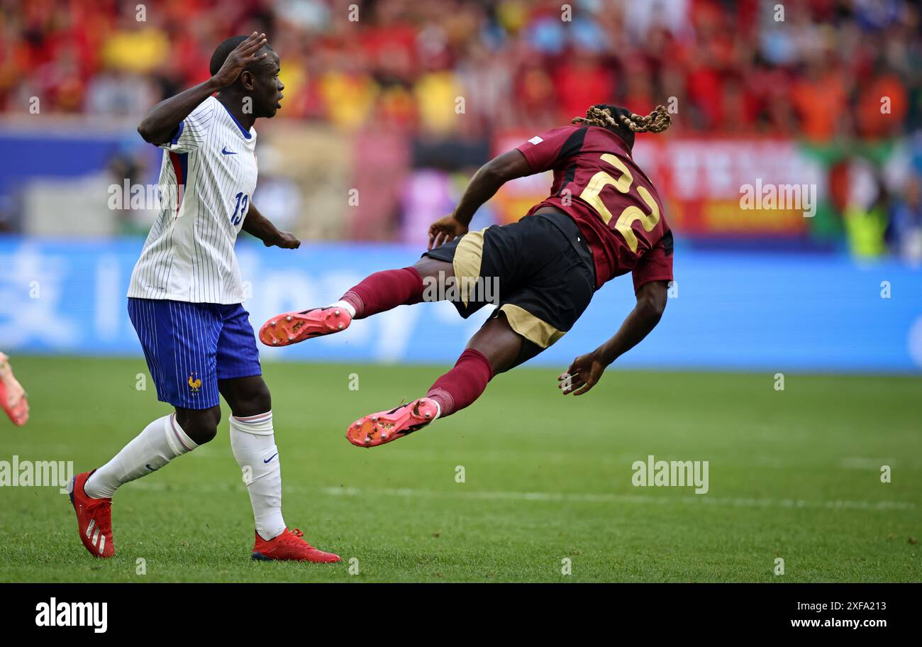 DÜSSELDORF, DEUTSCHLAND - 01. JULI: N Golo Kante von Frankreich streitet mit Jeremy Doku von Belgien beim Achtelfinale der UEFA EURO 2024 in der Düsseldorf Arena am 01. Juli 2024 in Düsseldorf.© diebilderwelt / Alamy Stock Stockfoto