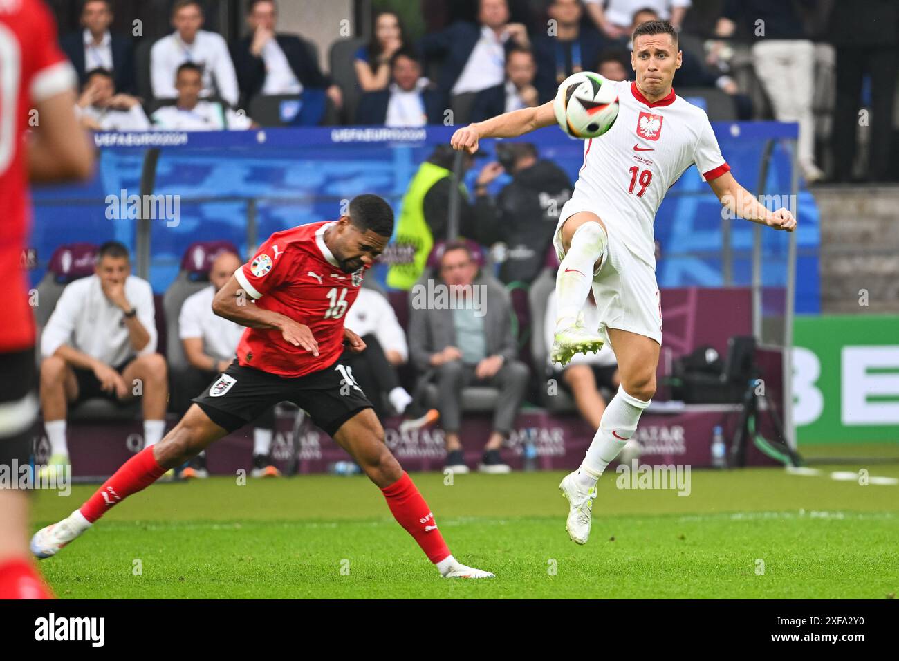 BERLIN, DEUTSCHLAND - 21. JUNI 2024: Euro 2024 Groupe D Spiel Polen gegen Österreich 1:3. In Aktion Phillipp Mwene (L) Przemyslaw Frankowski (R) Stockfoto