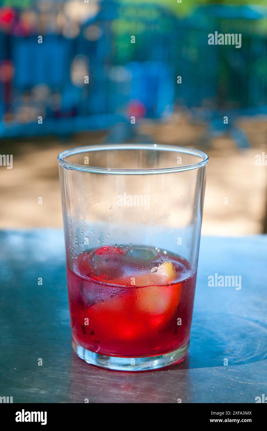 Halb leeren Glas Tinto de Verano. Spanien. Stockfoto