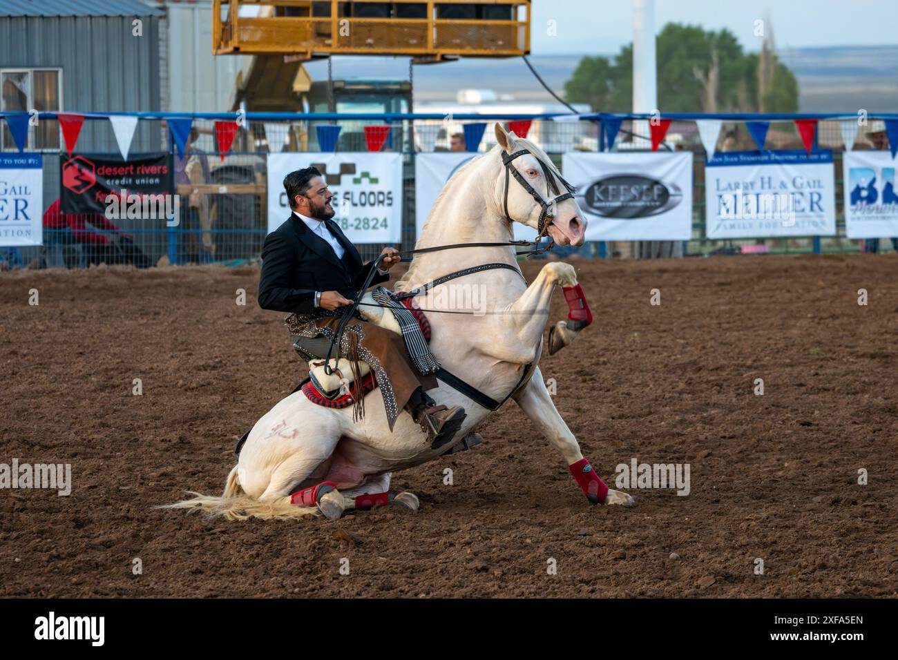 Felix Santana und sein tanzendes andalusisches Pferd treten bei einem Rodeo in einer kleinen ländlichen Stadt Utahs auf. Stockfoto