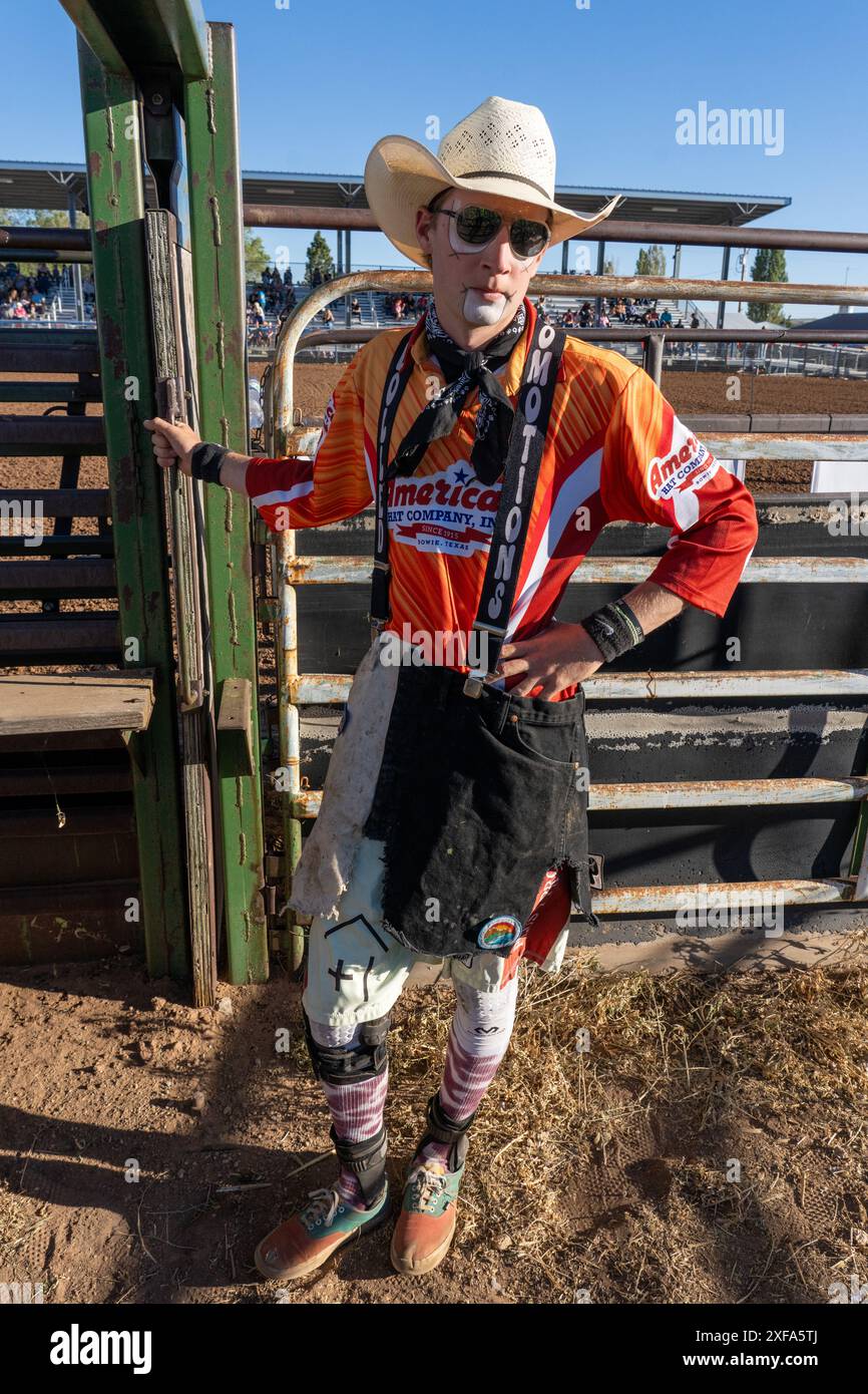Ein PRCA-Rodeo-Clown / Stierkämpfer in seinem Kostüm bei einem Rodeo im ländlichen Utah. Stockfoto