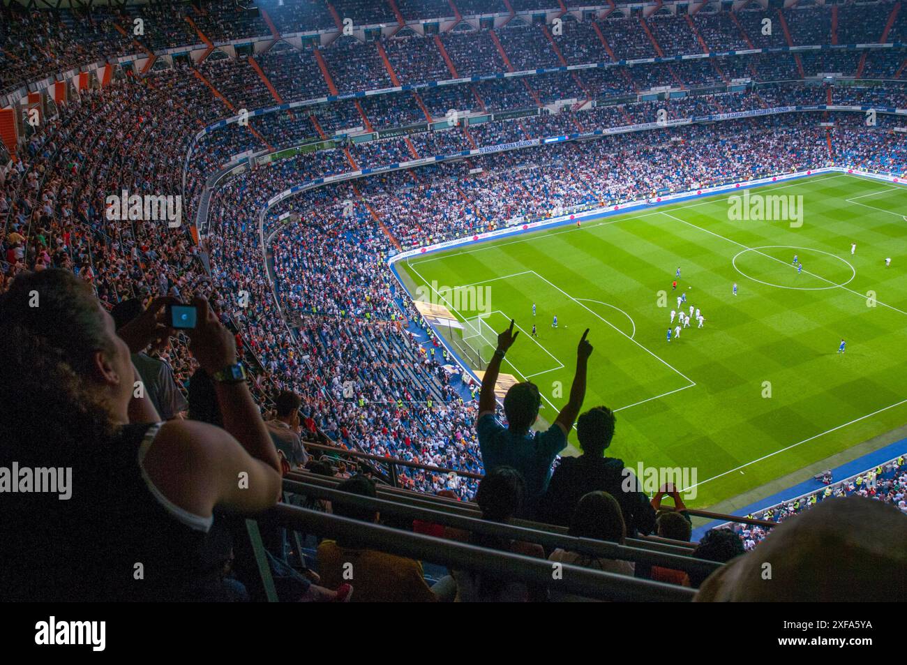 Menschen im Stadion Santiago Bernabeu während eines Fußballspiels. Madrid, Spanien. Stockfoto