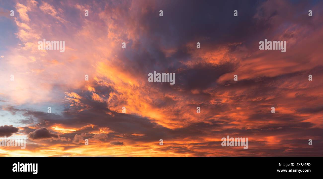 Dramatisch farbenfrohe, lebendige Sonnenaufgang- oder Sonnenuntergangshimmel und Wolken. Verlaufende, tiefe Farben, dramatischer, heiterer Sommerhimmel Stockfoto