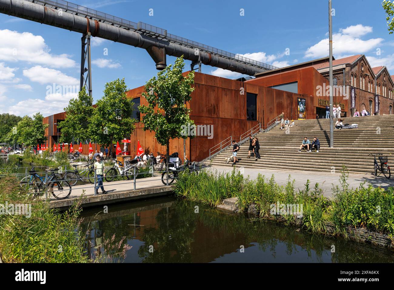 Wasserbecken vor der Phoenix-Halle, ehemalige Gaswerkshalle des Hoesch-Stahlwerks Phoenix West im Stadtteil Hoerde in Dortmund, Nordrhein-Westfalen Stockfoto