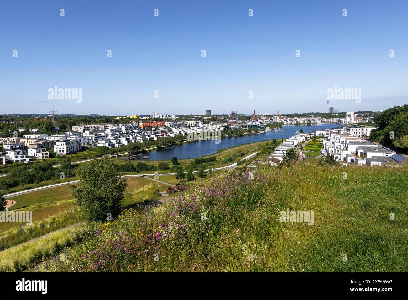 Luxusimmobilien am Lake Phoenix, der See und seine Nachbarsiedlung wurden auf dem Gelände des ehemaligen Stahlwerks Phoenix East in der Hoerde errichtet Stockfoto