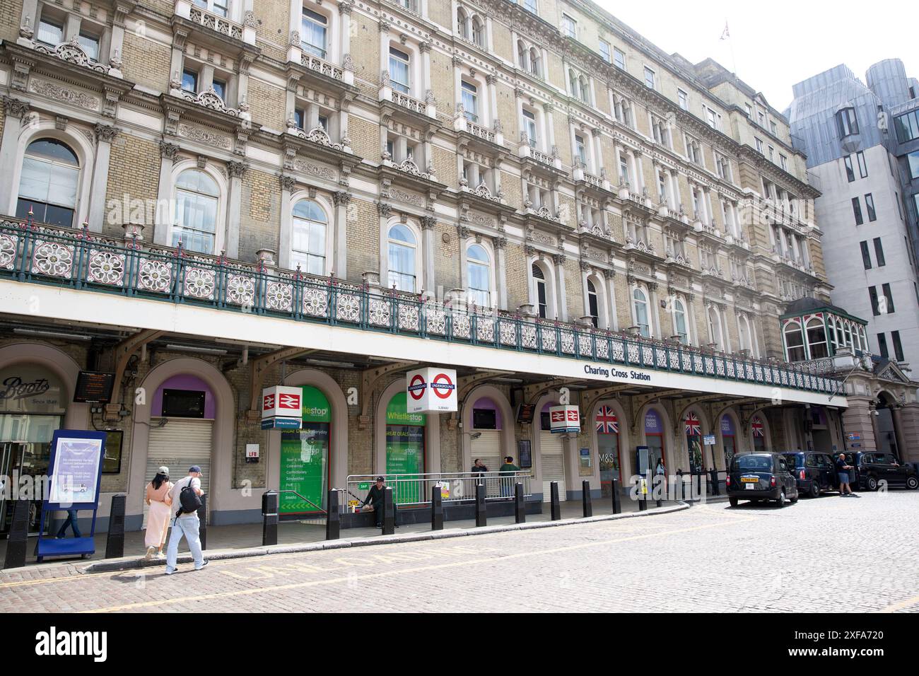 Am Bahnhof Charing Cross in London sind geschlossene Eingänge zu sehen, da die Bahnpassagiere aufgrund des jüngsten Eisenbahnstreiks mit Störungen konfrontiert sind. Stockfoto