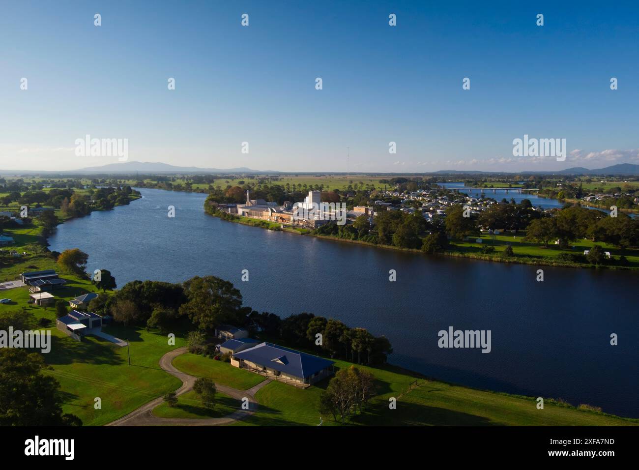 Aerial of Smithtown ist eine kleine Stadt am Ufer des Macleay River in New South Wales, Australien. Stockfoto
