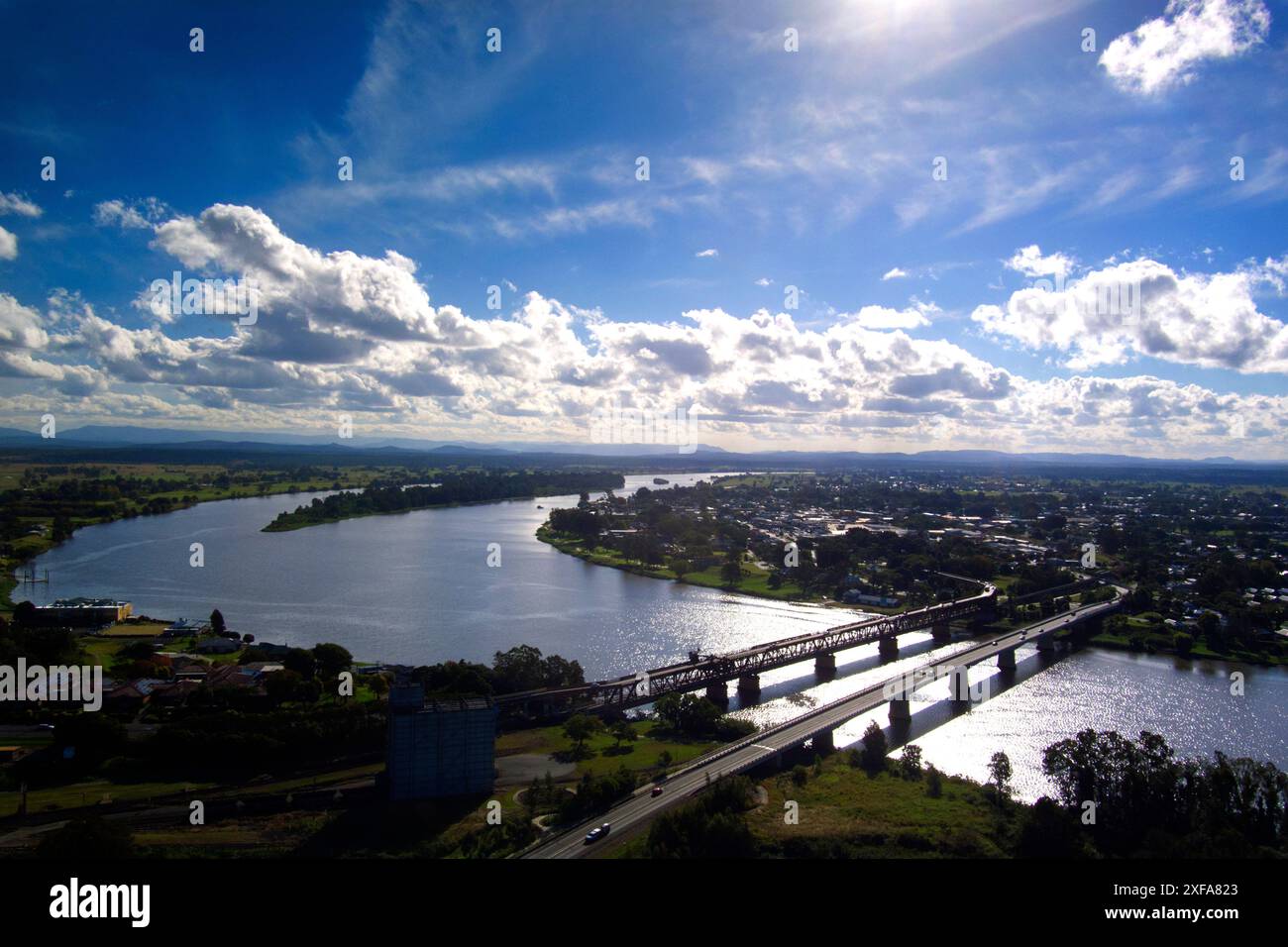 Luftaufnahme von Grafton, New South Wales, Australien. Der Mittelpunkt ist der majestätische Clarence River, der durch das Herz der Stadt fließt. Stockfoto