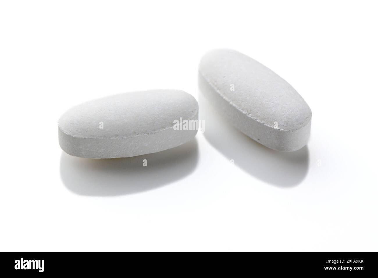 Vitamine in Tabletten auf weißem Hintergrund 3 Stockfoto
