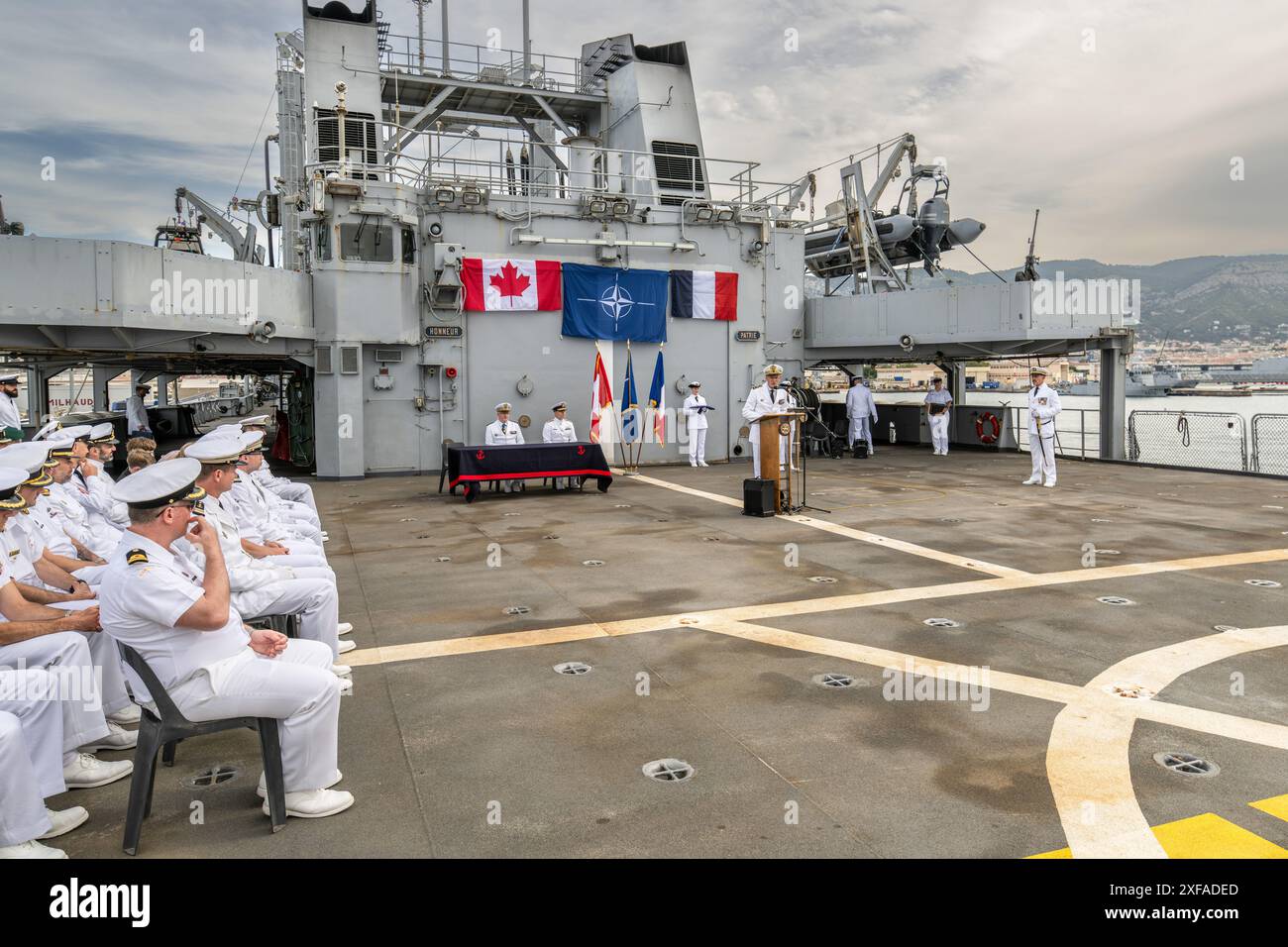 Toulon, Frankreich. Juli 2024. Die Zeremonie findet auf dem Hubschrauberdeck der PCR Somme statt. Das Kommando über die Standing Maritime Group 2 (SNMG2) der NATO wurde Konteradmiral Matthew D. Coates von der Royal Canadian Navy von Konteradmiral Yannick Bossu bei einer Zeremonie an Bord des French Batiment de Commandement et Ravitaillement (BCR) Somme unter dem Vorsitz von Vize-Admiral Didier Malaterre übergeben. stellvertretender Befehlshaber des NATO Allied Maritime Command (MARCOM). Quelle: SOPA Images Limited/Alamy Live News Stockfoto