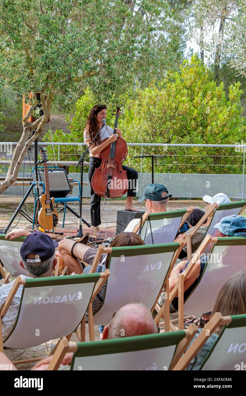 Sarah Amiel en Concert. Chill au Malpas. Office de Tourisme 'La Domitienne'. Nissan-lez-Enserune, Occitanie, Frankreich Stockfoto