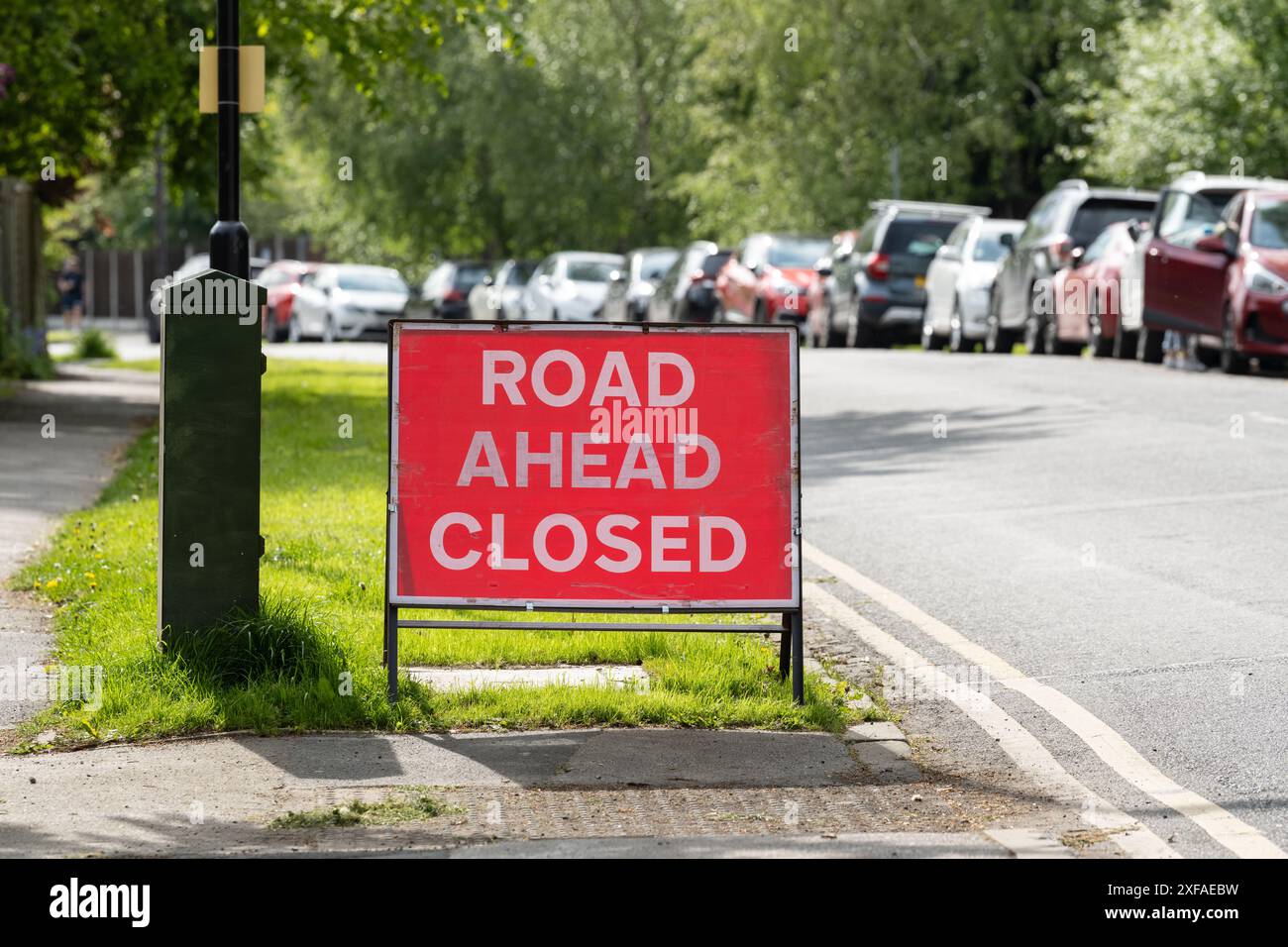 Schild „Road Ahead Closed“ in Leeds für den Leeds-Marathon Stockfoto