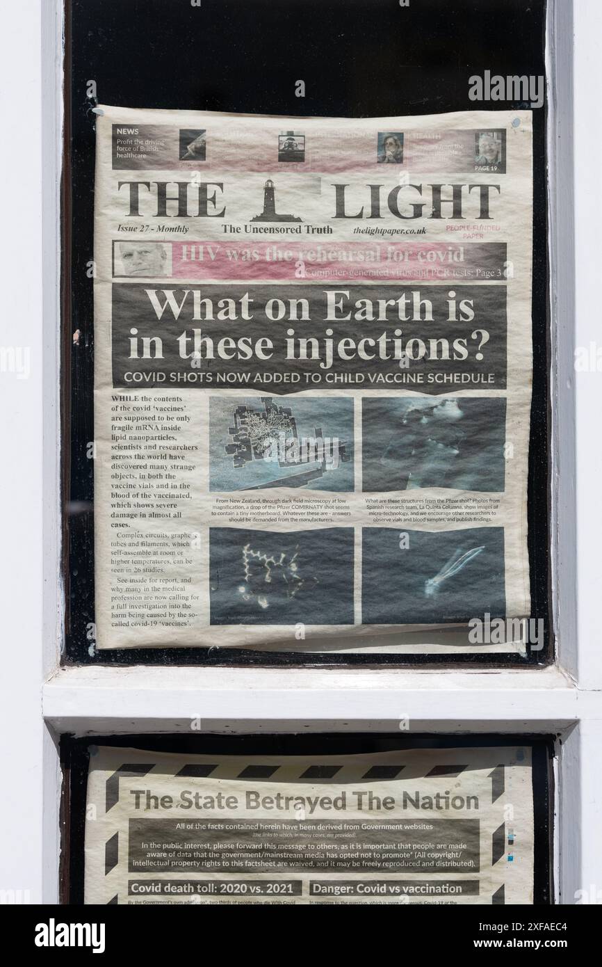 The Light Zeitung - Verschwörungstheorie Zeitung - Anti-Impfstoff-Artikel über Coronavirus-Pandemie - angebracht an Schaufenster und Tür - England, Großbritannien Stockfoto