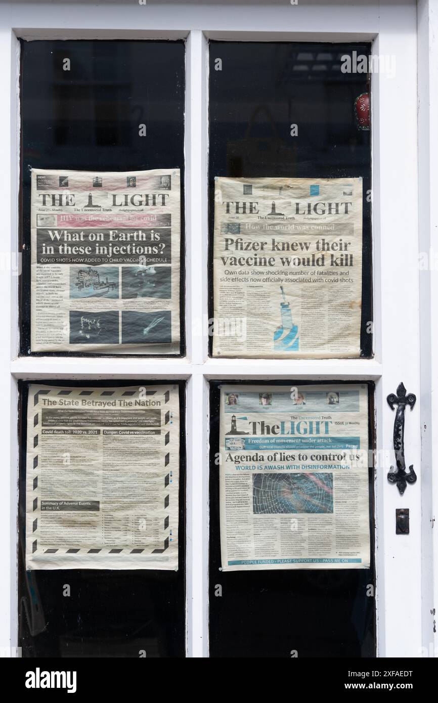 The Light Zeitung - Verschwörungstheorie Zeitung - Anti-Impfstoff-Artikel über Coronavirus-Pandemie - angebracht an Schaufenster und Tür - England, Großbritannien Stockfoto