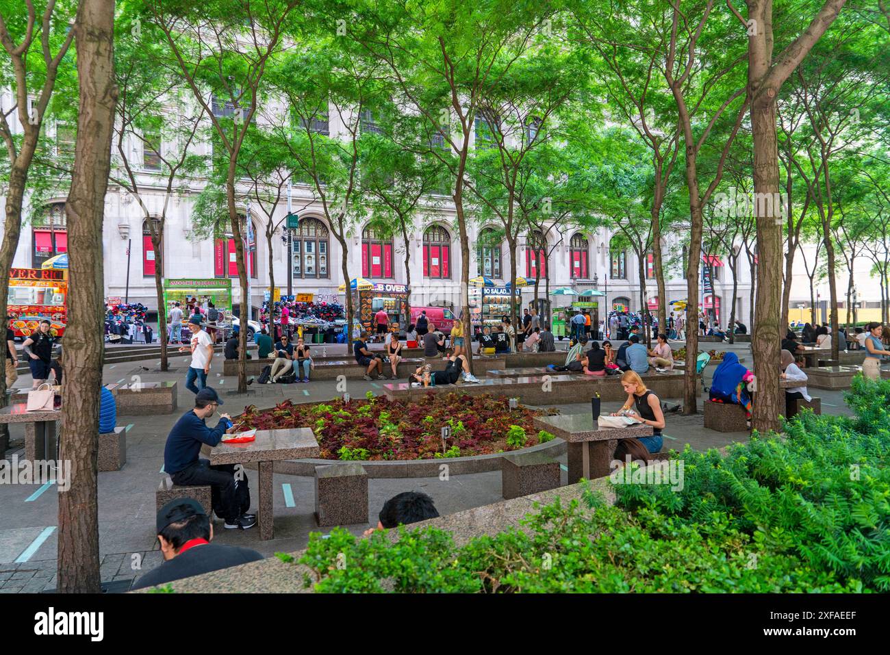 Der Zuccotti Park in Lower Manhattan war am späten Morgen eines schönen Tages Anfang Juni voll. Stockfoto