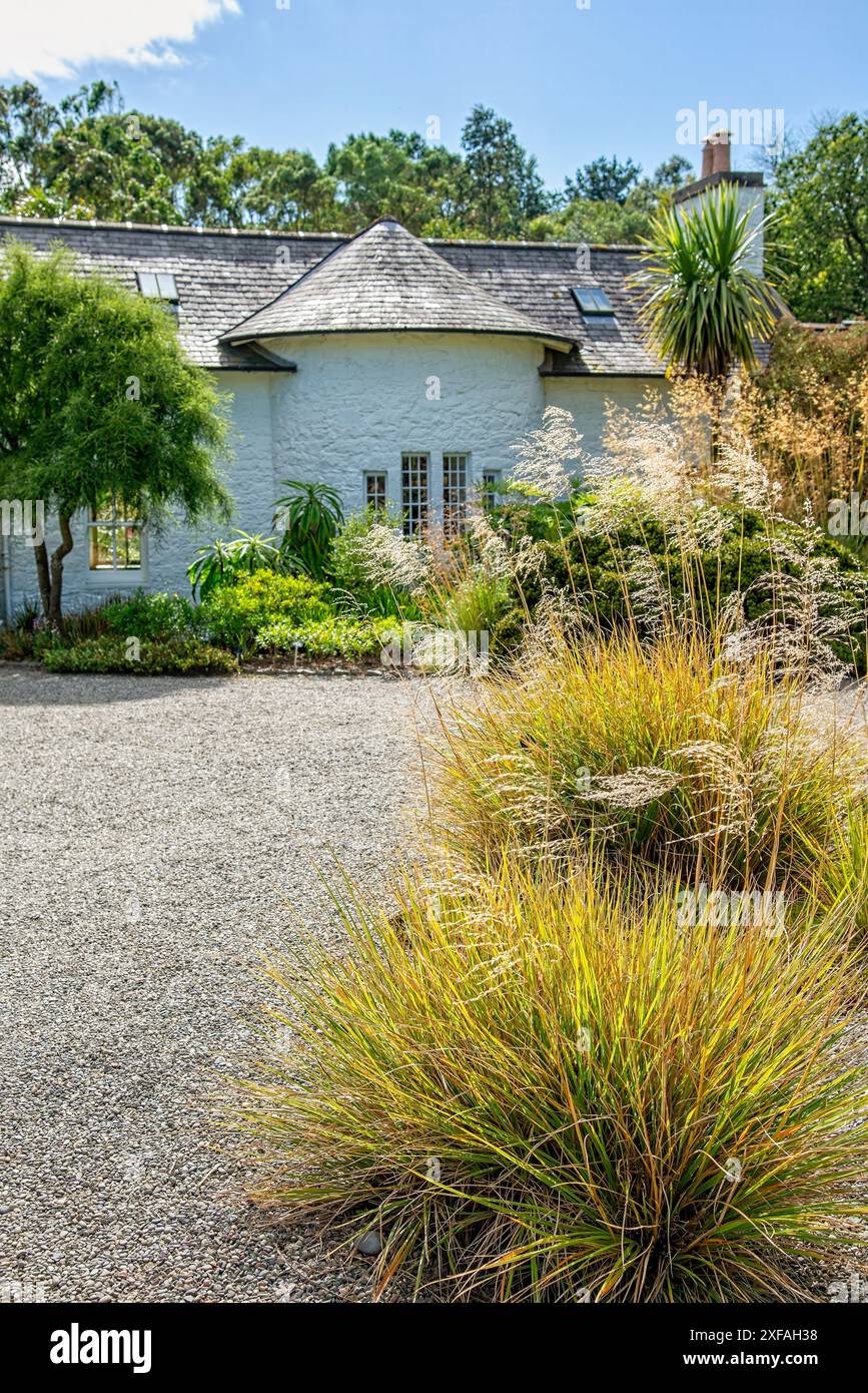 Hübsches weißes Steinhaus auf dem Gelände der Logan Botanical Gardens an den Rhinns of Galloway, Südschottland Stockfoto