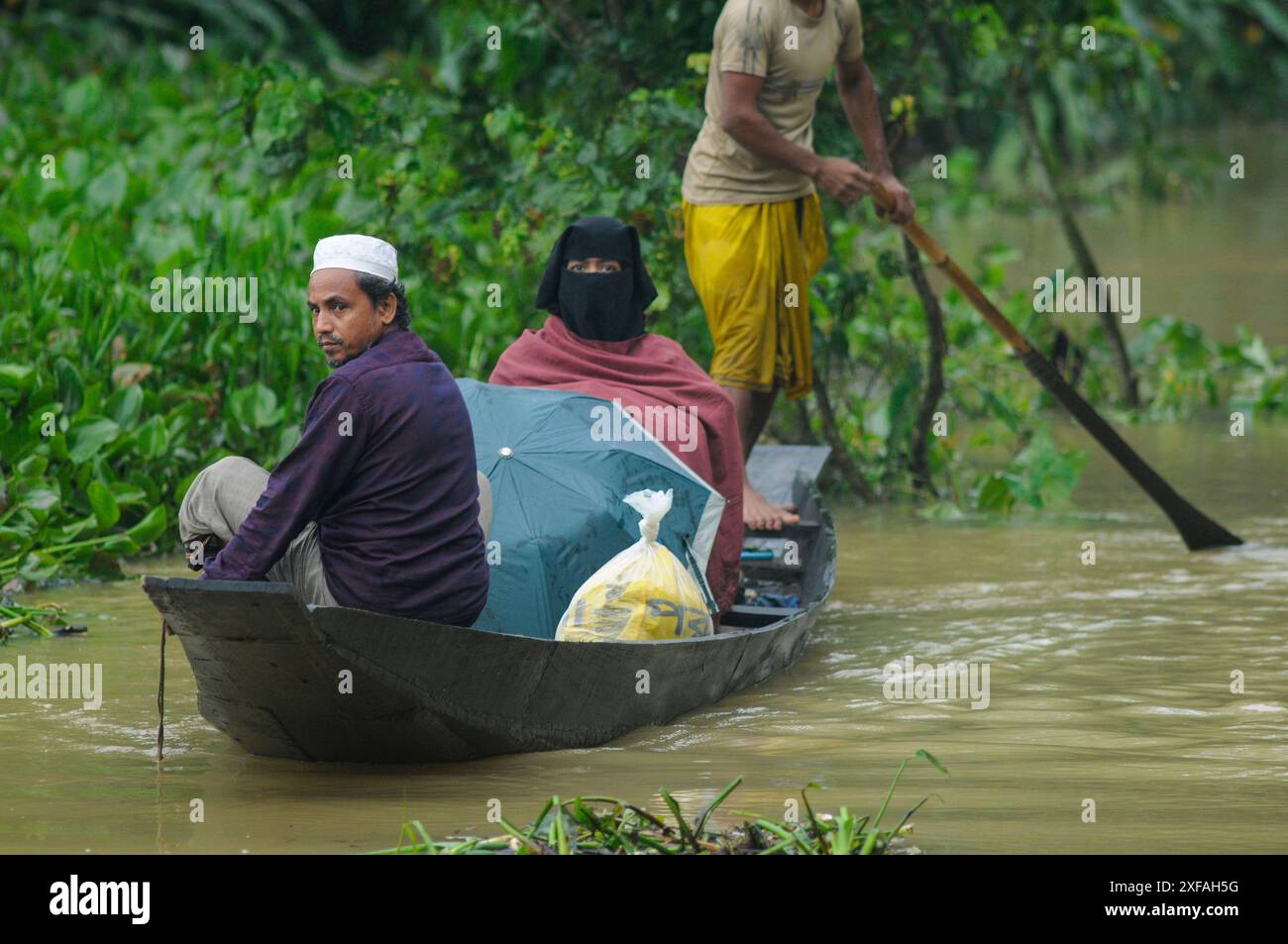 Die Überschwemmung betraf Menschen auf dem Boot als Transport im Dorf Digli im Bezirk Sunamgonj in Sylhet, Bangladesch. Stockfoto