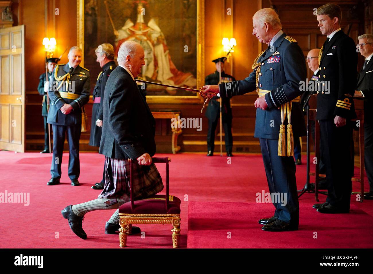 Der Autor und akademische Professor Sir Alexander McCall Smith aus Edinburgh wurde von König Karl III. Während einer Einführungszeremonie im Palace of Holyroodhouse, Edinburgh, zum Knight Bachelor ernannt. Bilddatum: Dienstag, 2. Juli 2024. Stockfoto