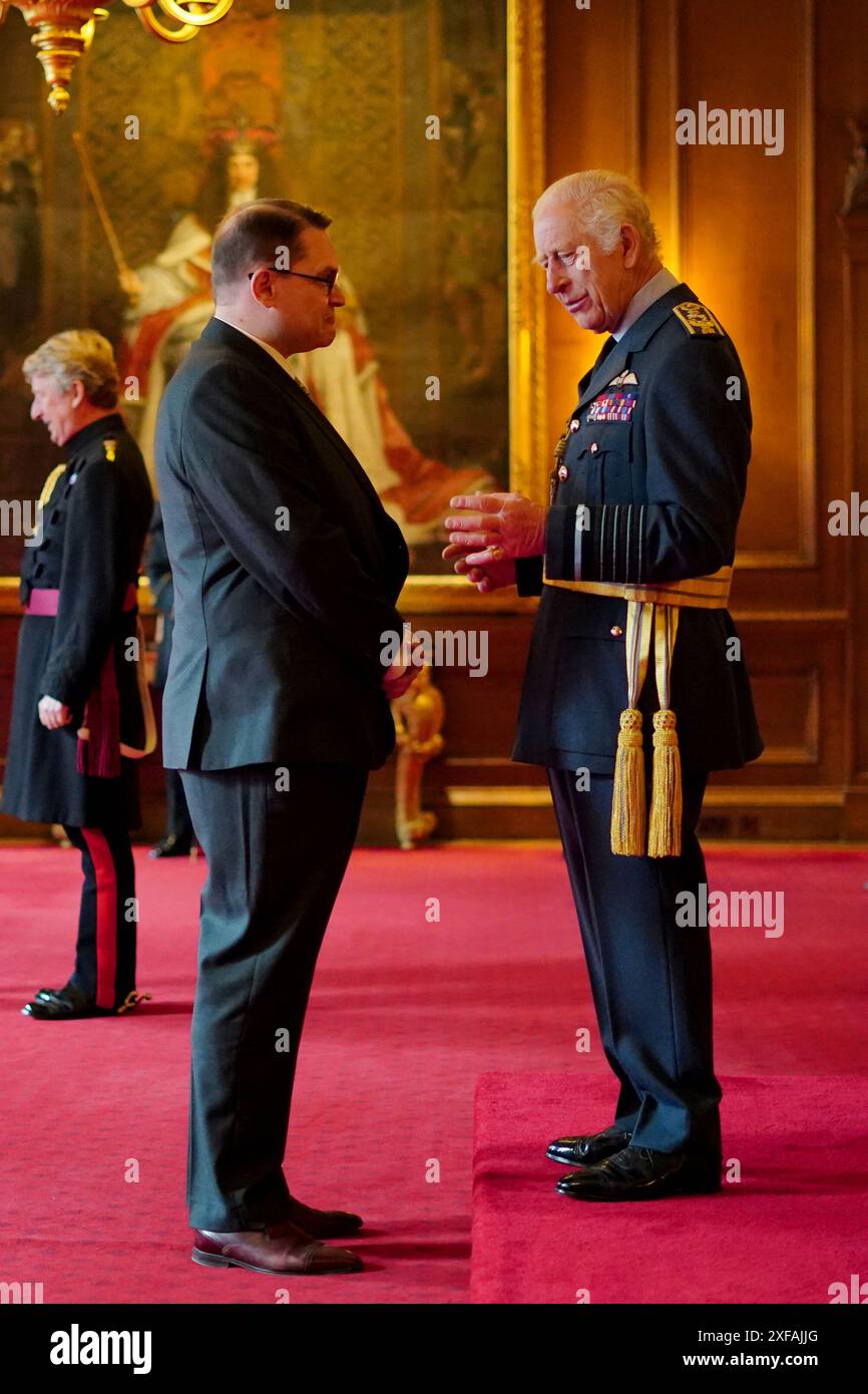 Paul Mealor aus Aberdeen, der Musikberater des Honours of Scotland Service, wurde von König Karl III. Während einer Einweihung im Palace of Holyroodhouse in Edinburgh zum Leutnant des Royal Victorian Order ernannt. Bilddatum: Dienstag, 2. Juli 2024. Stockfoto