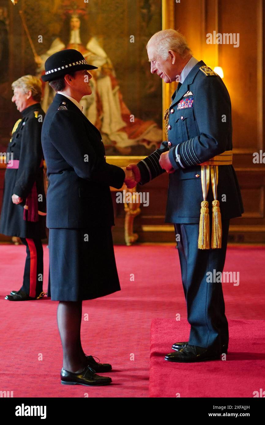 Der Polizeidienst von Schottland PC Stephanie Rose aus Denny wird von König Karl III. Während einer Einweihungszeremonie im Palace of Holyroodhouse in Edinburgh mit der King's Police Medal ausgezeichnet. Bilddatum: Dienstag, 2. Juli 2024. Stockfoto