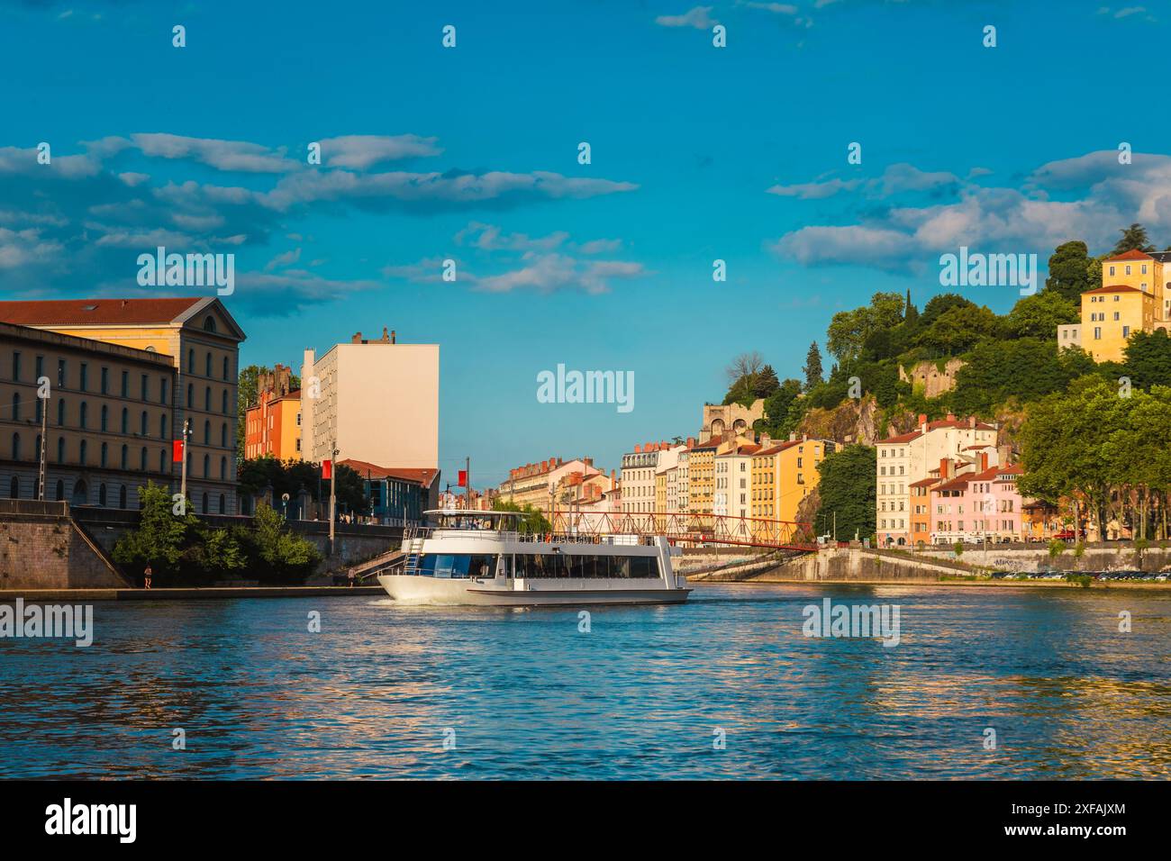 Ein Tourboot auf dem Fluss Saône bei Sonnenuntergang, Lyon, Frankreich Stockfoto