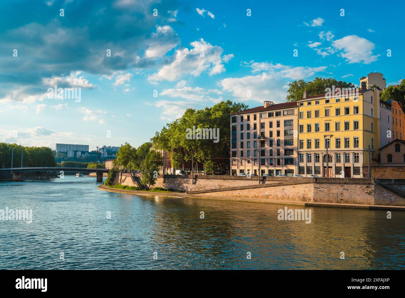 Landschaft des Flusses Saône in Lyon, Frankreich, mit Gebäuden am Ufer bei Sonnenuntergang Stockfoto
