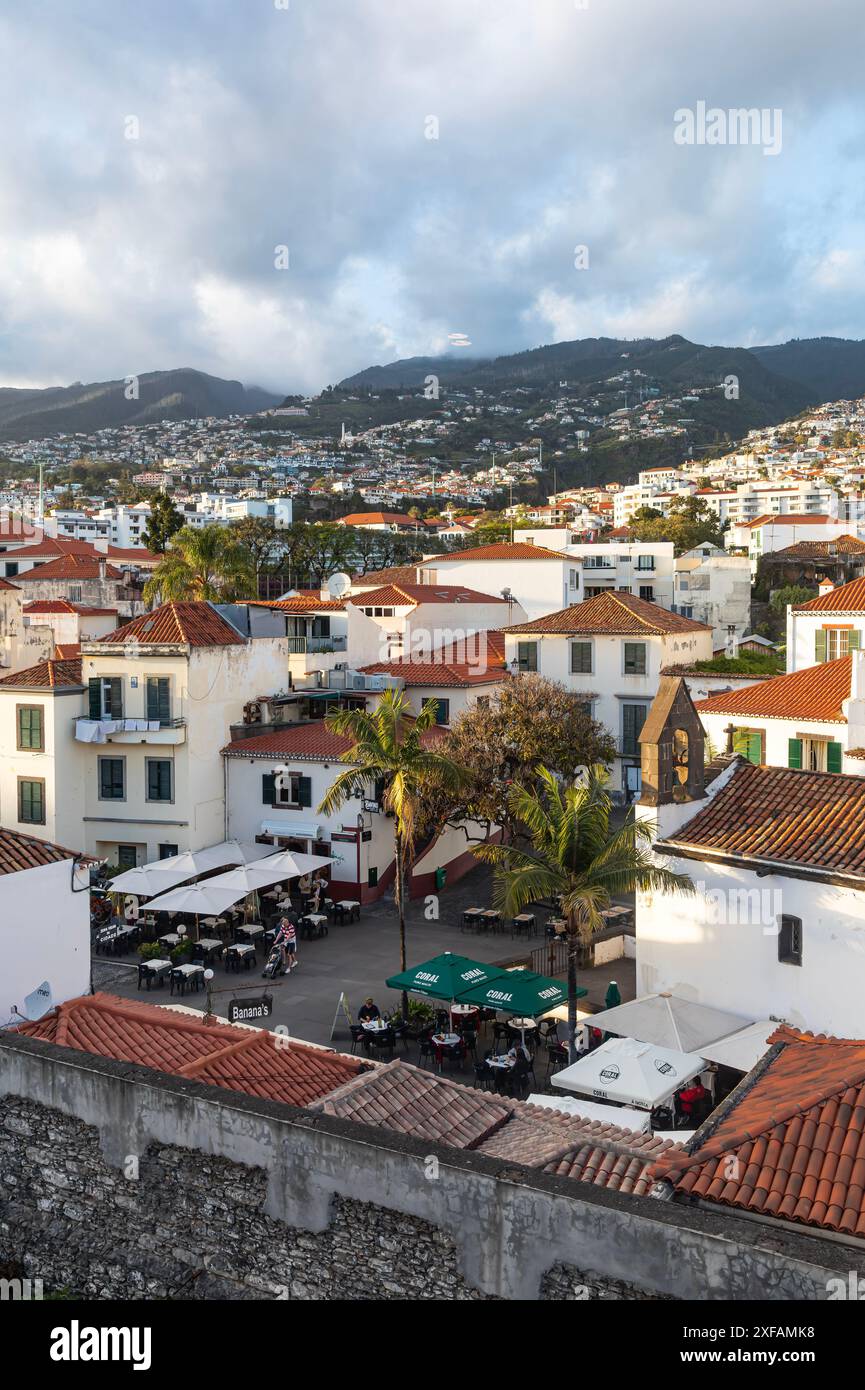 Blick auf die Zona Velha (Altstadt) in Funchal. Lentikularwolken über dem Berggipfel. Stockfoto