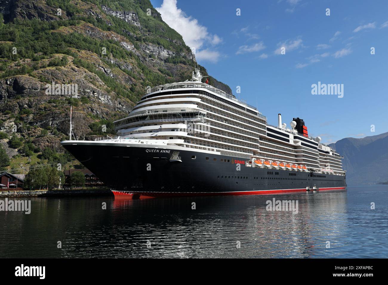 Das Kreuzfahrtschiff Cunard Queen Anne legte in Olden, Vestland, Norwegen, Skandinavien vor Stockfoto