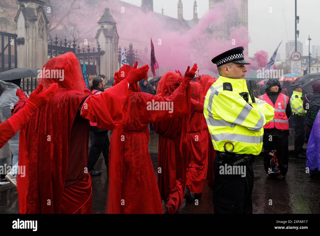 April 2023, Westminster, London, Großbritannien. „Grüne Geister“ am 4. Tag des „Großen“ Klima- und ökologischen Protests von 200 Gruppen unter der Führung der Extinction Rebellion unter dem Motto „Unite to Survive“. Rund 60.000 Menschen nahmen an vier Tagen an den gesetzlichen Märschen und Veranstaltungen Teil. Zu den Partnergruppen zählten Keep Britain Tidy, Friends of the Earth und Avaaz. "People's Pickets" wurden am Freitag und Montag vor 15 Regierungsbezirken abgehalten. Ein gewaltiger marsch am Samstag, den 22. April, endete mit einem Massensterben in Westminster. Stockfoto