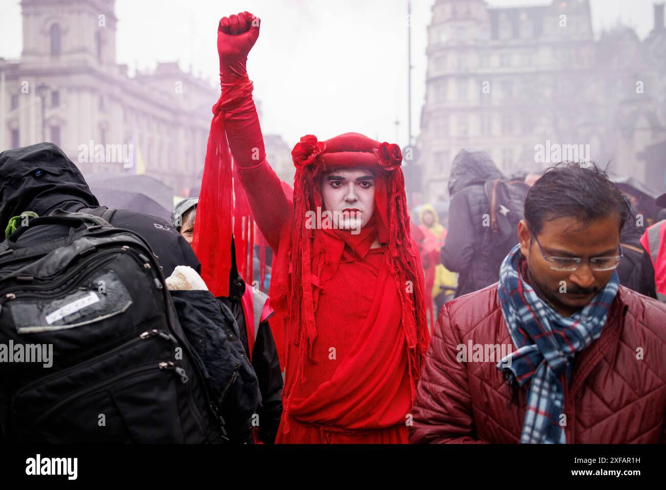 April 2023, Westminster, London, Großbritannien. „Red Rebel“ am 4. Tag des „The Big One“ Klima- und ökologischen Protests von 200 Gruppen unter der Führung der Extinction Rebellion unter dem Motto „Unite to Survive“. Rund 60.000 Menschen nahmen an vier Tagen an den gesetzlichen Märschen und Veranstaltungen Teil. Zu den Partnergruppen zählten Keep Britain Tidy, Friends of the Earth und Avaaz. "People's Pickets" wurden am Freitag und Montag vor 15 Regierungsbezirken abgehalten. Ein gewaltiger marsch am Samstag, den 22. April, endete mit einem Massensterben in Westminster. Stockfoto